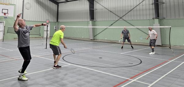 2 badminton players